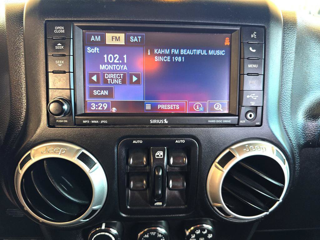 Used 2015 Jeep Wrangler Unlimited Rubicon w/ Connectivity Group AWD/4WD image 14