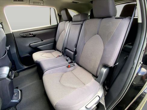Used 2025 Toyota Highlander LE FWD image 20