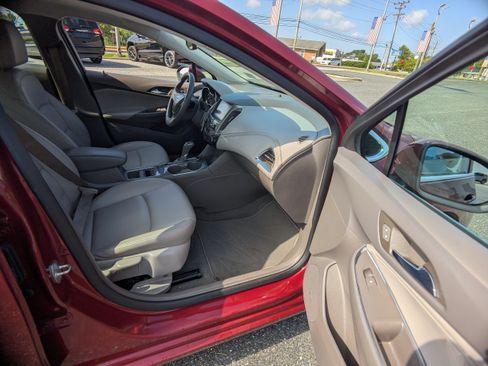 Used 2018 Chevrolet Cruze Premier FWD image 12