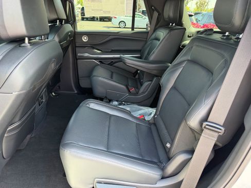 New 2026 Lincoln Navigator Reserve w/ Jet Appearance Package AWD/4WD image 13