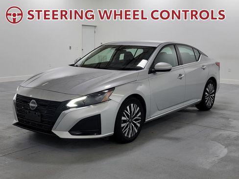 Used 2023 Nissan Altima 2.5 SV FWD image 4