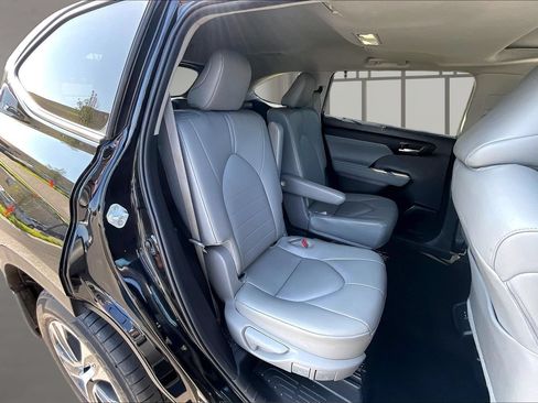 Used 2024 Toyota Highlander XLE AWD/4WD image 25