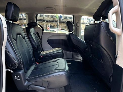 Used 2023 Chrysler Pacifica Touring-L FWD image 25