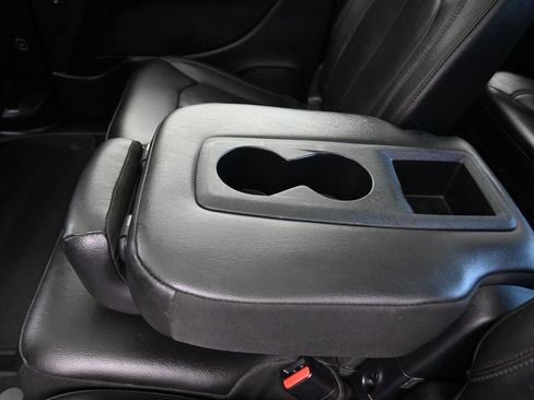 Used 2020 Chrysler Pacifica Touring-L image 37