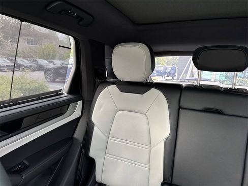 Used 2024 Porsche Cayenne S image 18