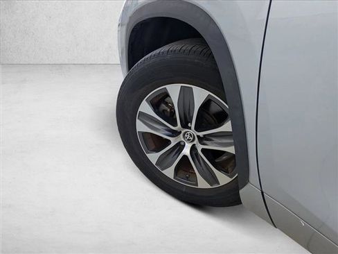 Used 2023 Toyota Highlander XLE image 10