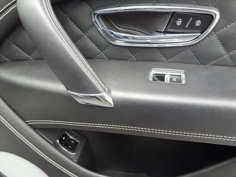 Used 2018 Bentley Bentayga image 13
