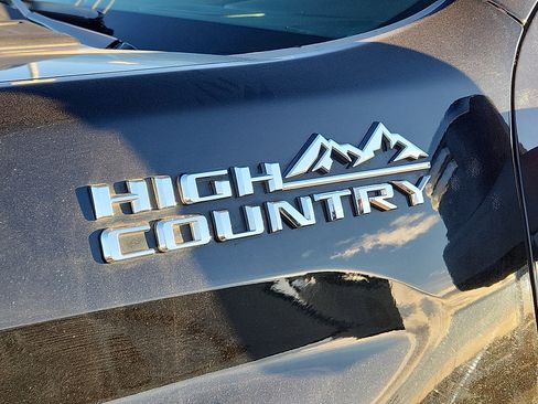 Used 2022 Chevrolet Silverado 2500 High Country w/ Safety Package II image 9