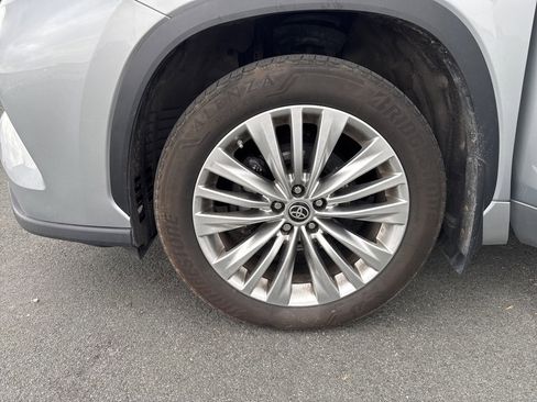 Used 2023 Toyota Highlander Limited image 37