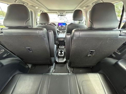 Used 2024 Toyota Highlander Platinum FWD image 16