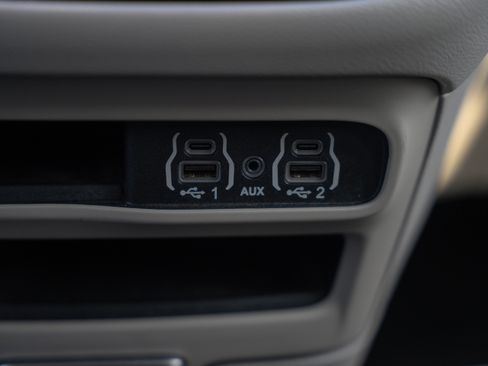 Used 2023 Chrysler Pacifica Touring-L image 19