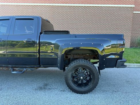 Used 2017 Chevrolet Silverado 1500 Custom w/ Custom Convenience Package AWD/4WD image 9
