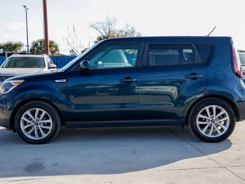Used 2017 Kia Soul + image 3