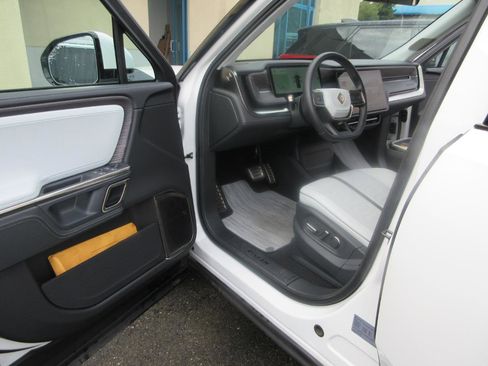 Used 2023 Rivian R1S Launch Edition image 6