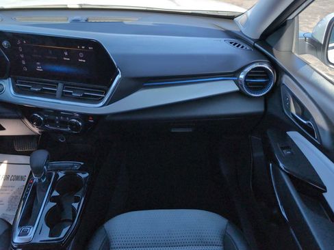 Used 2025 Chevrolet Trax LT w/ LT Convenience Package image 27