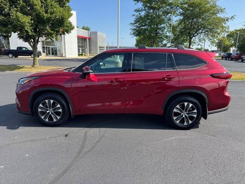 Certified 2020 Toyota Highlander XLE AWD/4WD image 2