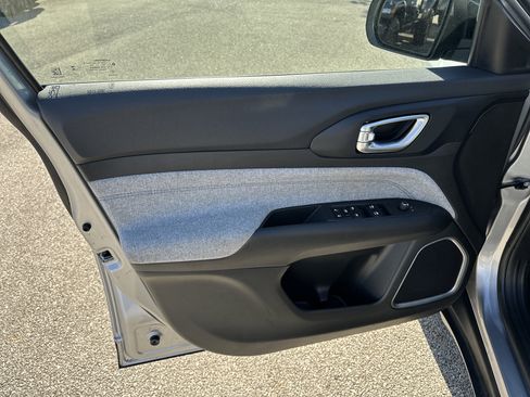 Used 2024 Jeep Compass Latitude image 10