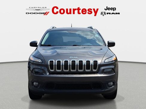 Used 2018 Jeep Cherokee Latitude Plus w/ Cold Weather Group AWD/4WD image 8