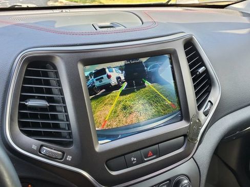 Used 2019 Jeep Cherokee Trailhawk AWD/4WD image 31