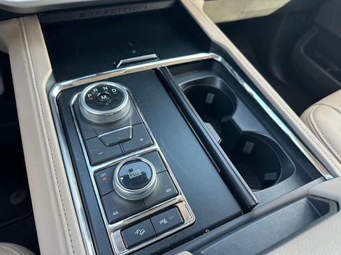Certified 2024 Ford Expedition XLT image 25
