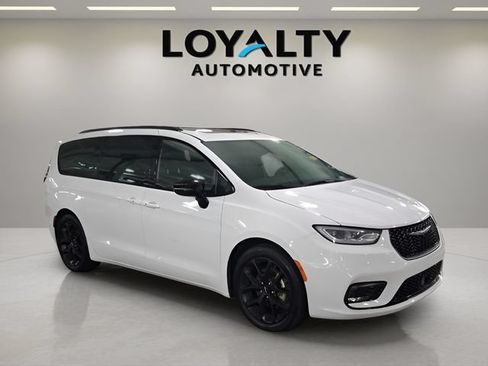 Used 2025 Chrysler Pacifica Limited FWD image 6