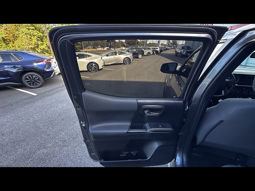 Certified 2019 Toyota Tacoma TRD Off-Road AWD/4WD image 27