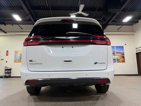 Used 2023 Chrysler Pacifica Touring-L FWD image 18