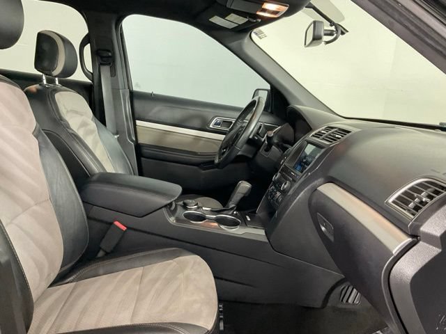 Used 2017 Ford Explorer XLT w/ Equipment Group 202A AWD/4WD image 21