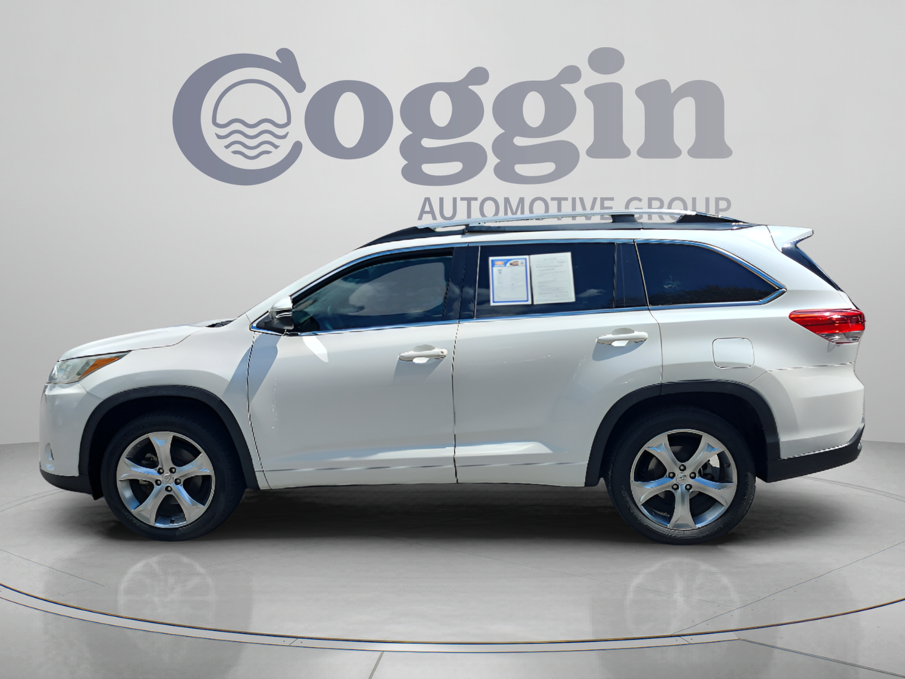 Used 2018 Toyota Highlander Plus FWD image 2