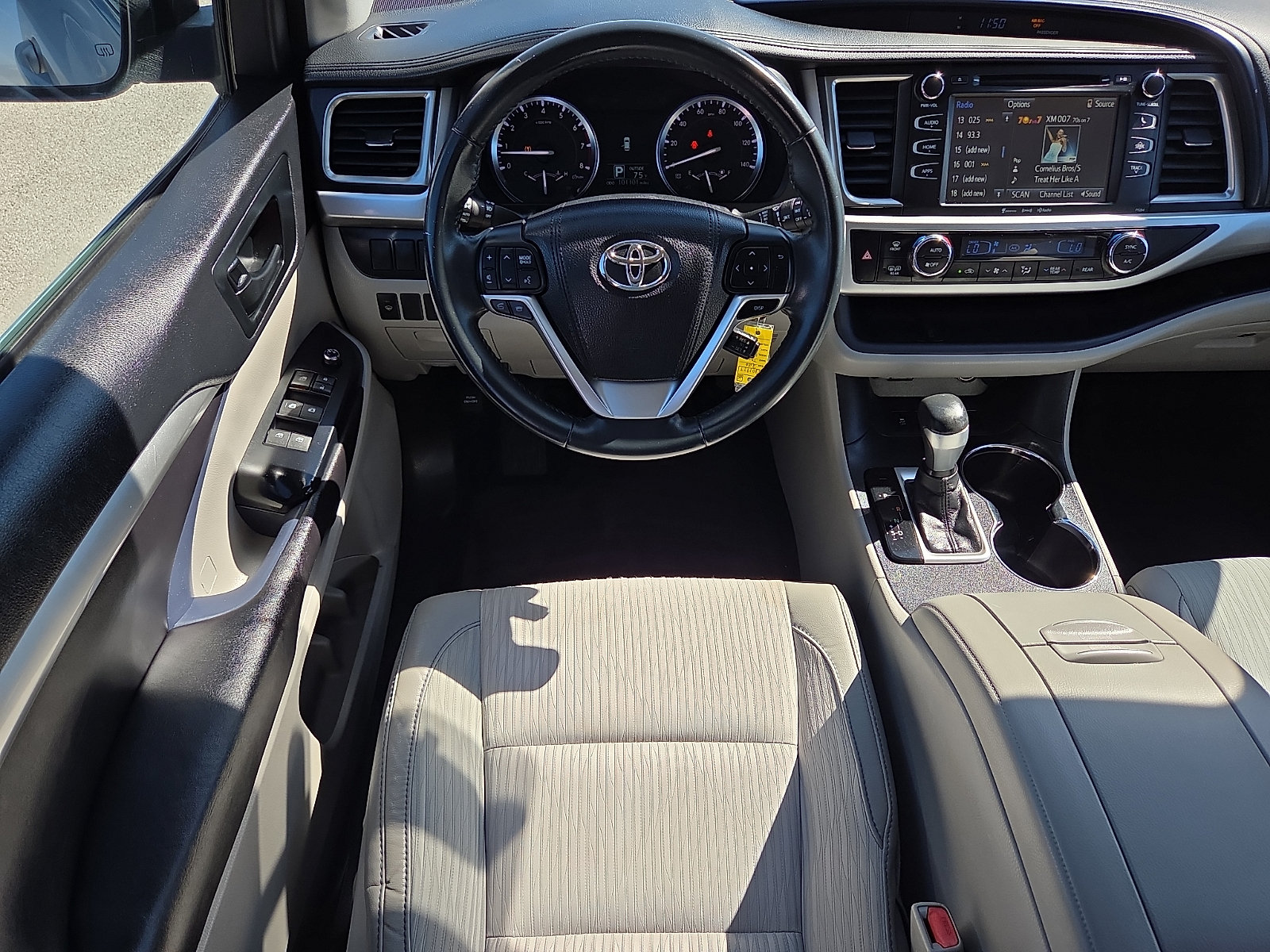 Used 2016 Toyota Highlander Plus FWD image 13