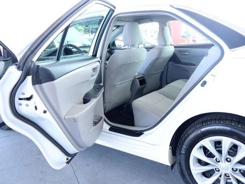 Used 2015 Toyota Camry LE image 29