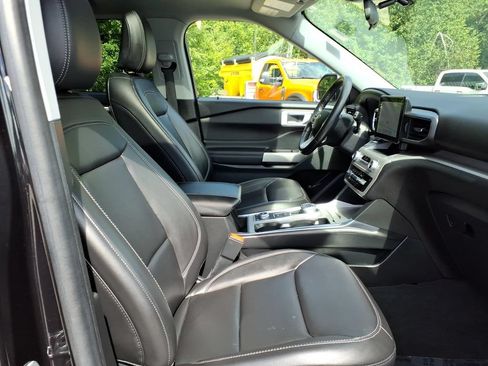 Used 2023 Ford Explorer XLT w/ Equipment Group 202A AWD/4WD image 10