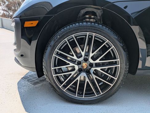 Certified 2025 Porsche Macan AWD/4WD image 28