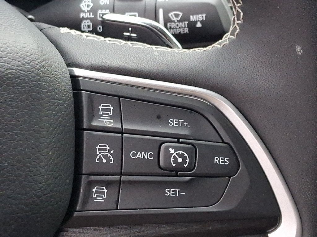 Used 2025 Jeep Grand Cherokee Laredo w/ Luxury Tech Group I AWD/4WD image 25