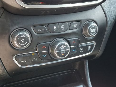 Used 2019 Jeep Cherokee Limited w/ Luxury Group AWD/4WD image 16