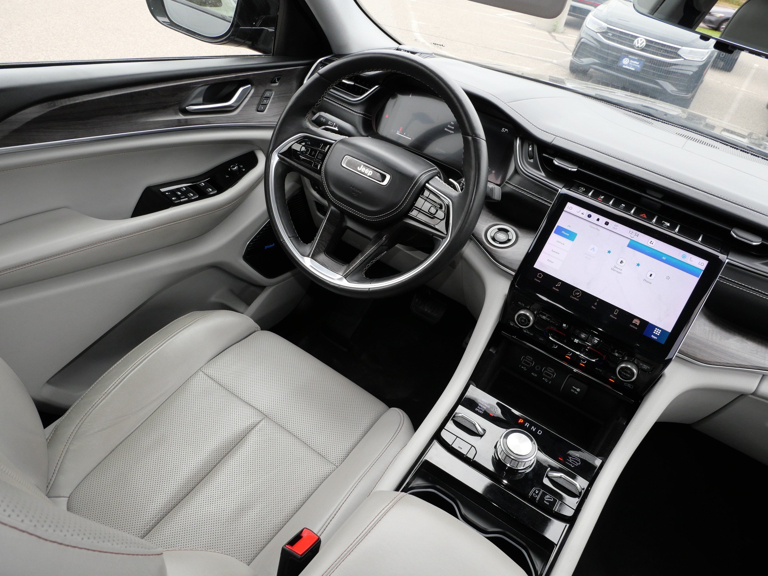 Used 2022 Jeep Grand Cherokee Overland w/ Luxury Tech Group IV AWD/4WD image 9