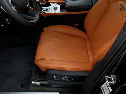 Certified 2023 Bentley Bentayga Extended Wheelbase AWD/4WD image 35