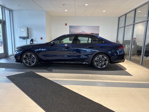 Used 2026 BMW 550e xDrive w/ Premium Package AWD/4WD image 7