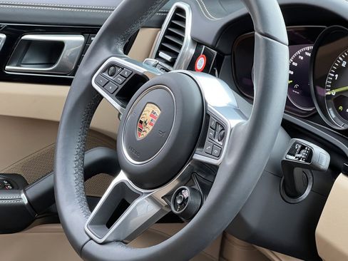 Certified 2023 Porsche Cayenne Platinum Edition image 35