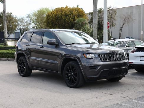 Used 2021 Jeep Grand Cherokee Laredo X image 2