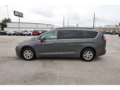 Used 2022 Chrysler Pacifica Touring-L w/ Uconnect Theater Family Group FWD image 4