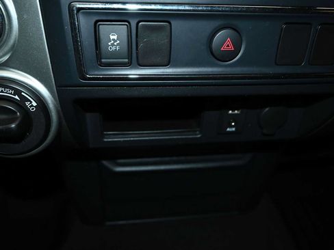Used 2017 Nissan Titan SV AWD/4WD image 12