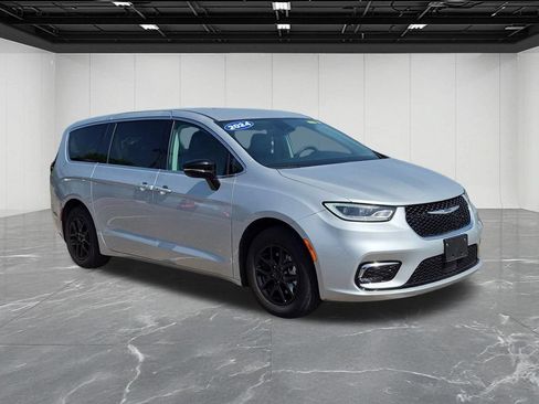 Used 2024 Chrysler Pacifica Touring-L FWD image 7