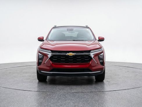 Used 2025 Chevrolet Trax LT FWD image 2