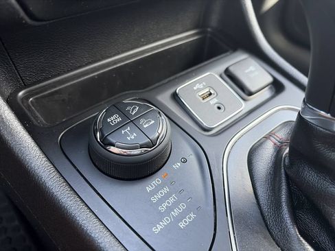 Used 2019 Jeep Cherokee Trailhawk w/ Cold Weather Group AWD/4WD image 25