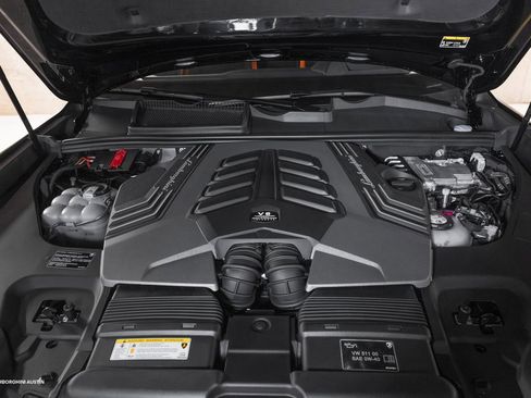 Used 2025 Lamborghini Urus SE image 4