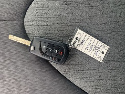 Used 2022 Toyota Camry LE image 37