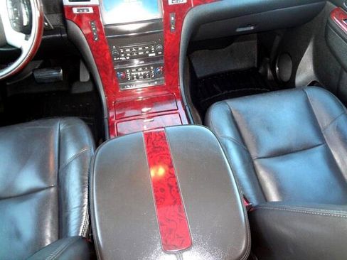 Used 2011 Cadillac Escalade Premium image 21