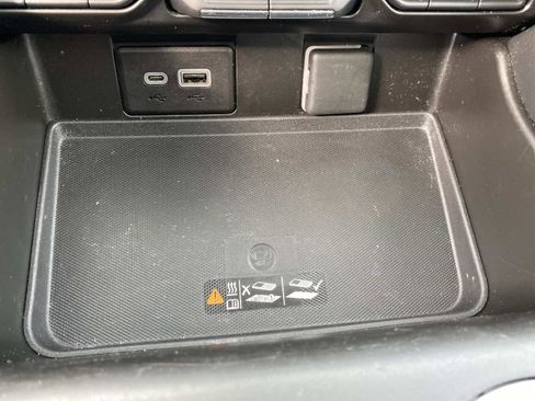 Used 2022 GMC Yukon SLT w/ SLT Premium Package image 17