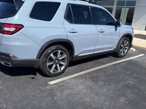 Used 2024 Honda Pilot Touring image 2